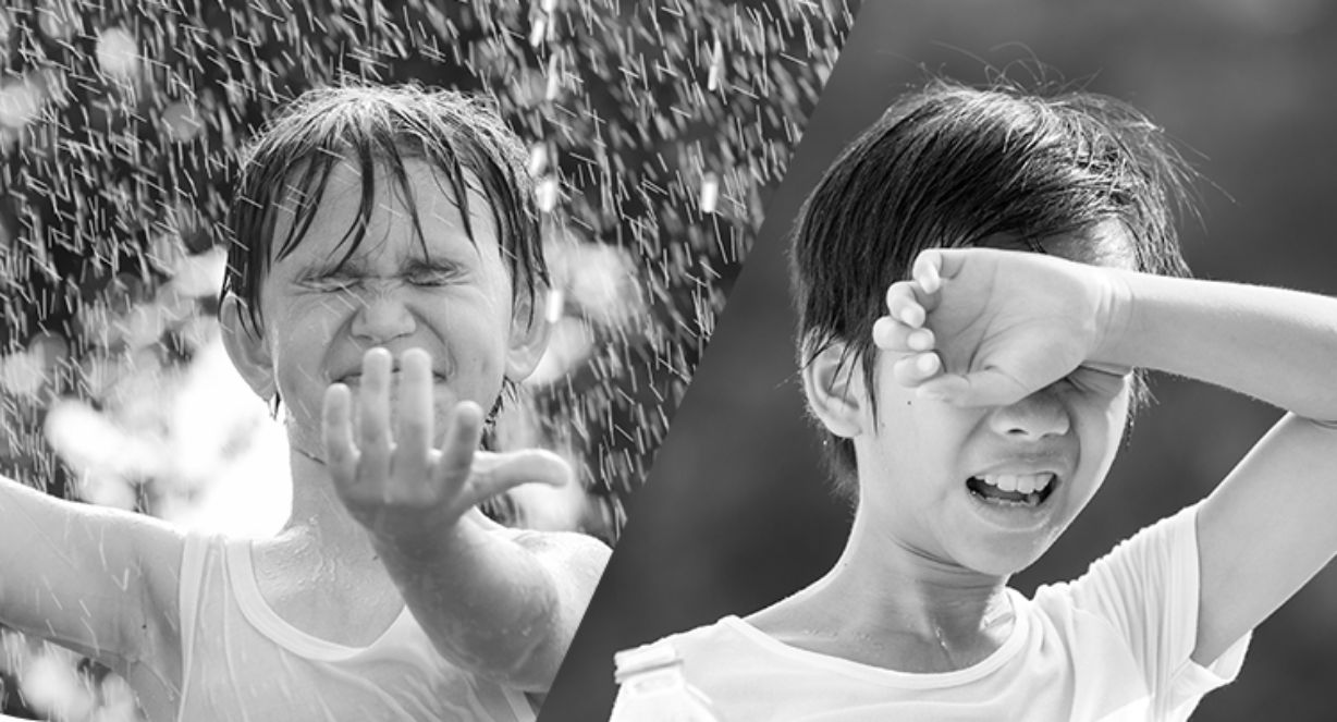 雨に濡れる子供のイメージ